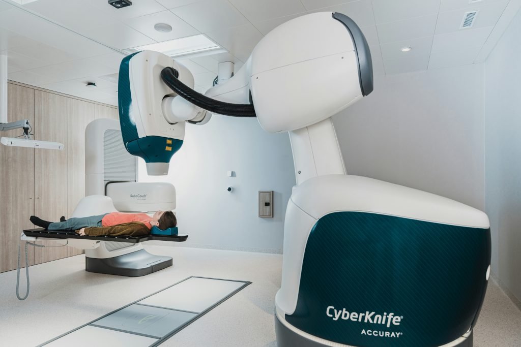 Sesión de radioterapia en sala especializada