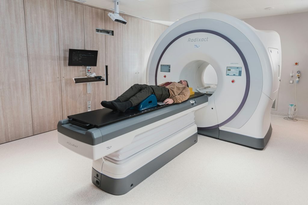 Sesión de radioterapia en sala especializada