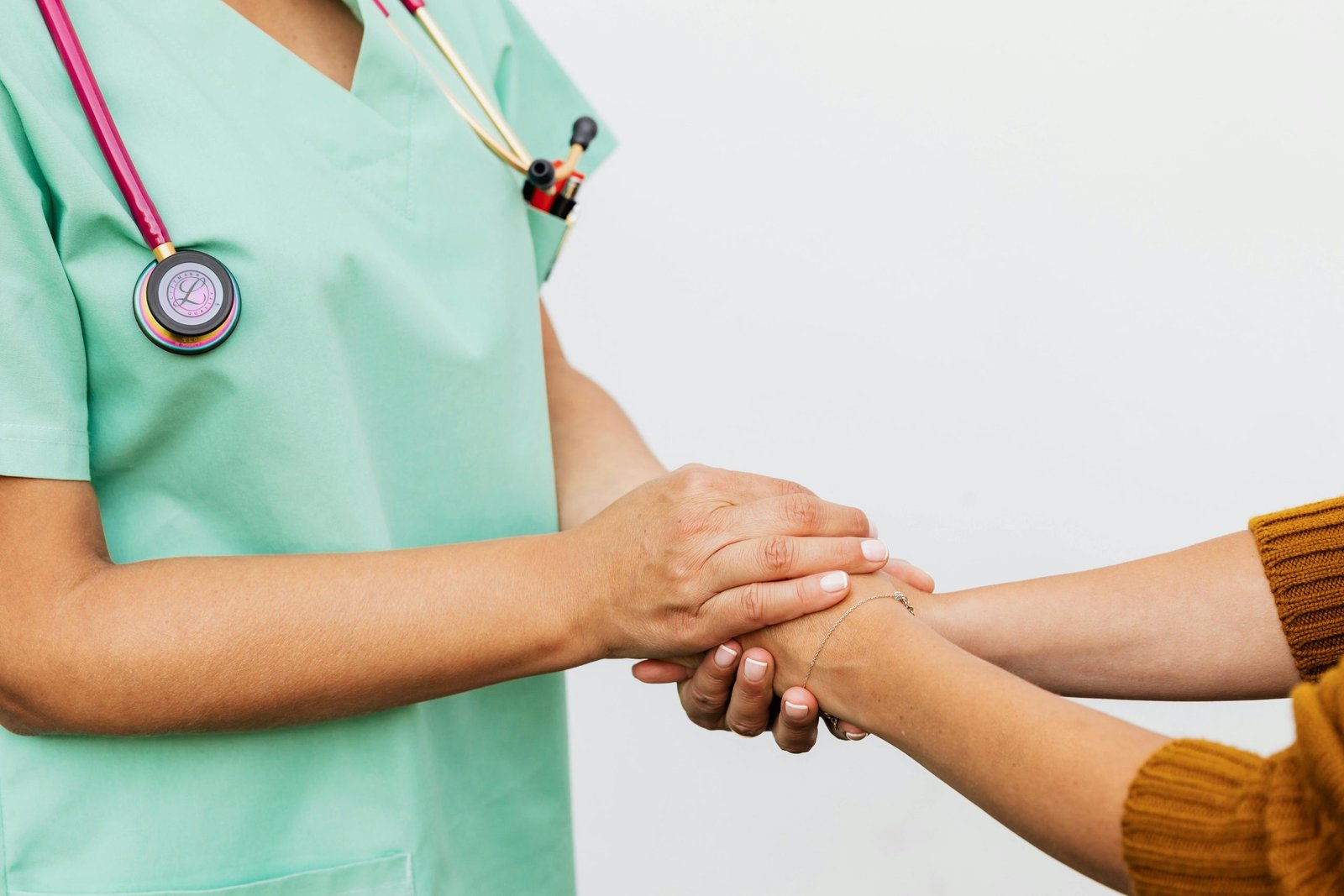 ¿Qué es el cáncer? Definición, causas y cómo se desarrolla en el cuerpo Palabra clave principal: qué es el cáncer Longitud ideal: menos de 60 caracteres Intención de búsqueda: informativa 🧠 Meta descripción (SEO para Yoast) El cáncer es una enfermedad en la que las células del cuerpo crecen sin control. Descubre cómo se origina, qué lo causa y cómo se propaga. Aprende más aquí. 📚 Estructura del artículo reescrito # ¿Qué es el cáncer? Definición, causas y cómo se desarrolla ## Introducción El cáncer es una de las enfermedades más complejas y desafiantes de nuestro tiempo. Afecta a millones de personas en todo el mundo, y entender cómo se origina es clave para su prevención y tratamiento. En este artículo te explicamos de forma clara qué es el cáncer, cómo se forma y qué lo diferencia de otras enfermedades. ## ¿Qué es el cáncer? El cáncer es una enfermedad en la que algunas células del cuerpo comienzan a crecer de manera descontrolada y pueden invadir otros tejidos. Este crecimiento anormal puede formar masas llamadas tumores, que pueden ser benignos (no cancerosos) o malignos (cancerosos). ## ¿Cómo se origina el cáncer? Normalmente, las células se dividen y mueren de forma ordenada. Pero en el cáncer, este proceso se altera: - Las células dañadas no mueren cuando deberían. - Se multiplican sin control. - Pueden formar tumores y diseminarse a otras partes del cuerpo (metástasis). ## Diferencias entre células normales y células cancerosas Las células cancerosas: - Ignoran señales de muerte celular (apoptosis). - Invaden tejidos cercanos. - Se esconden del sistema inmunológico. - Pueden manipular vasos sanguíneos para alimentarse. - Acumulan mutaciones genéticas. ## Tipos de cáncer Existen más de 100 tipos de cáncer. Algunos comunes son: - Cáncer de mama - Cáncer de próstata - Leucemia - Cáncer de pulmón Cada tipo tiene características únicas y tratamientos específicos. ## ¿Cómo se detecta y trata? El diagnóstico puede incluir: - Estudios de imagen (tomografías, resonancias) - Biopsias - Análisis de sangre El tratamiento depende del tipo y etapa del cáncer, e incluye: - Quimioterapia - Radioterapia - Cirugía - Medicamentos de alta especialidad ## Fuentes confiables - [Instituto Nacional del Cáncer (NIH)](https://www.cancer.gov) - [Organización Mundial de la Salud (OMS)](https://www.who.int/es/news-room/fact-sheets/detail/cancer) - [American Cancer Society](https://www.cancer.org) ## 🛒 Llamado a la acción En Farmacia Oncológica contamos con medicamentos especializados y asesoría personalizada para pacientes en tratamiento. 👉 [Consulta nuestro catálogo aquí](https://farmaciaoncologica.mx) o contáctanos para recibir orientación profesional.  🖼️ Ideas para imágenes relacionadas Búsqueda en bancos gratuitos: - Unsplash → buscar “cancer cells”, “medical support”, “oncology” - Pexels → buscar “healthcare”, “doctor patient”, “tumor illustration” Ideas para crear imágenes propias: - Infografía: “Diferencias entre células normales y cancerosas” - Diagrama: “Cómo se forma un tumor” - Ilustración: “Etapas del cáncer y metástasis” - Fotografía emocional: paciente acompañado por familia o médico Alt text sugerido para SEO: - “Ilustración de células cancerosas en proceso de división” - “Infografía sobre cómo se origina el cáncer en el cuerpo humano” ¿Quieres que prepare esta versión lista para subir a WordPress o que te ayude con la infografía? También puedo ayudarte a definir los títulos para los próximos artículos. ¿Avanzamos con el siguiente tema?