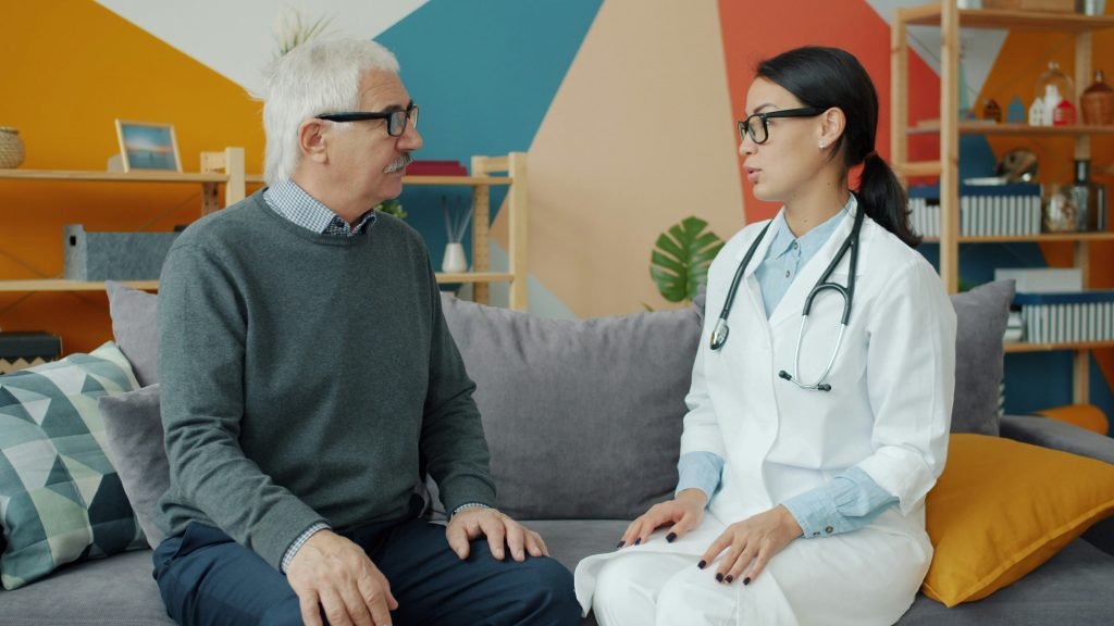 Cuidador acompañando a paciente con cáncer en un momento de calma