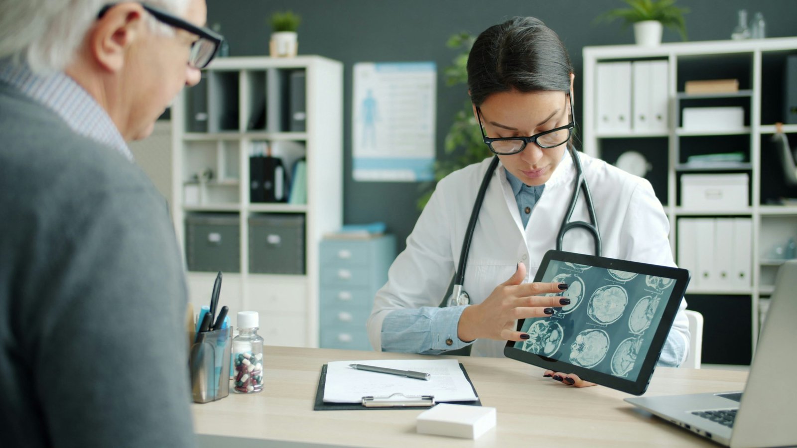 Paciente recibiendo diagnóstico médico en consulta oncológica