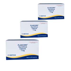Paquete con 3 cajas de Plascord Tacrolimus 1 mg Caritas Pharma en fondo blanco, alineadas en diagonal
