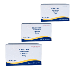 Paquete con 3 cajas de Plascord Tacrolimus 1 mg Caritas Pharma en fondo blanco, alineadas en diagonal